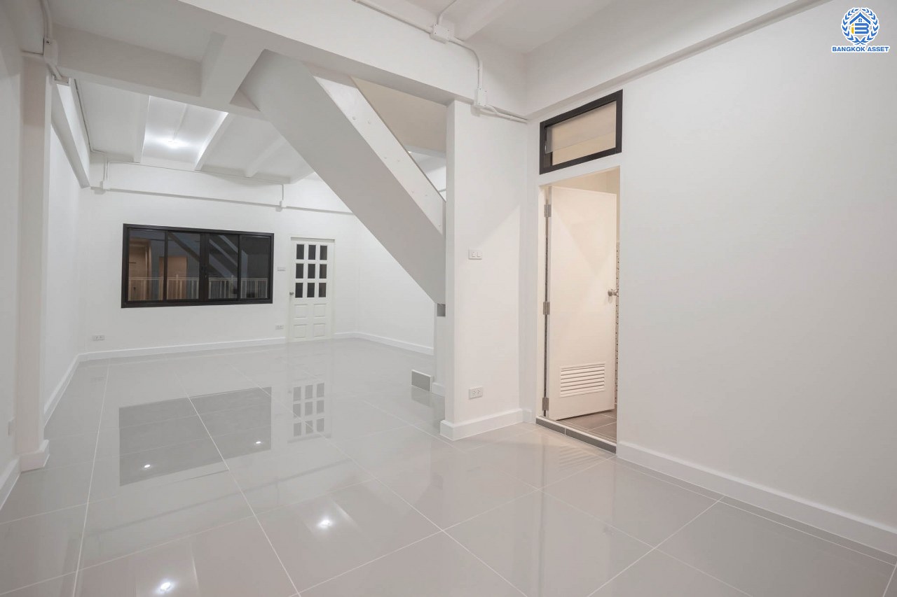 บ้านมือสองตกแต่งใหม่ โครงการ ลานทอง ติวานนท์-ปากเกร็ด เนื้อที่ 40 ตร.ว. ฟังก์ชัน 3 ห้องนอน 2 ห้องน้ำ จอดรถได้ 2คัน บนทำเลทองเดินทางสะดวกติด ถ.ติวานนท์ ใกล้ห้าแยกปากเกร็ด เมืองทองธานี, เซ็นทรัลแจ้งวัฒนะ รถไฟฟ้าสายสีชมพู "สถานีปากเกร็ด" และจุดขึ้นทางด่วน "แจ้งวัฒนะ"